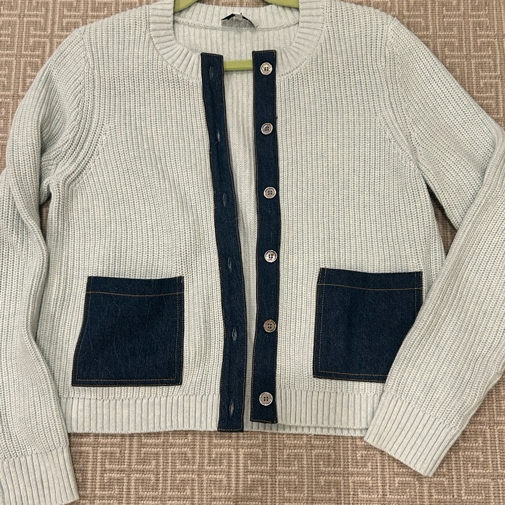 Stylish Cardigan with Dark Denim Pockets & Button Trim